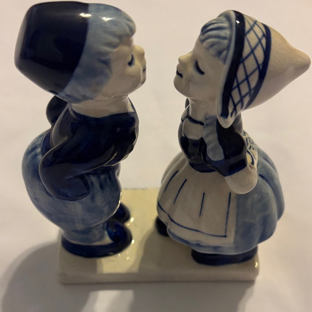 Holland MayoBlue and White Ceramic Kissing Couple Figurine #198